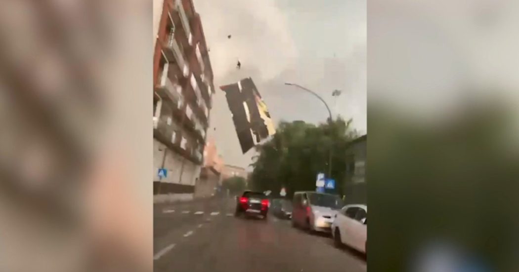 Tromba d’aria a Cremona, tetto di un palazzo vola via e si schianta su un’auto: abbattute decine di piante – Video