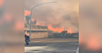Roma, le fiamme a pochi metri dalle abitazioni: i residenti in fuga. I video dalla Pineta Sacchetti