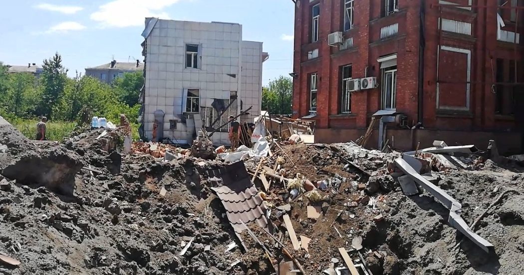 Ucraina, missili russi sul centro di Kharkiv: edifici in macerie, autobus distrutti e giganteschi crateri in strada