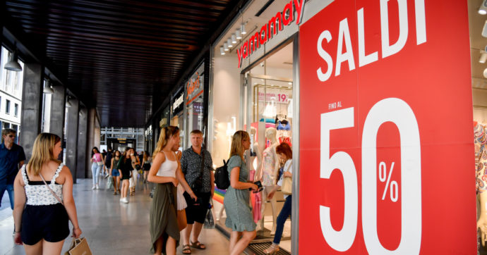 Milano, porte spalancate e temperature polari nei negozi del centro. Ignorate le raccomandazione sui condizionatori