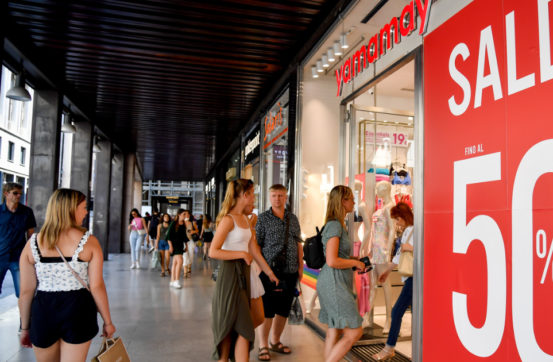 Milano, porte spalancate e temperature polari nei negozi del centro. Ignorate le raccomandazione sui condizionatori