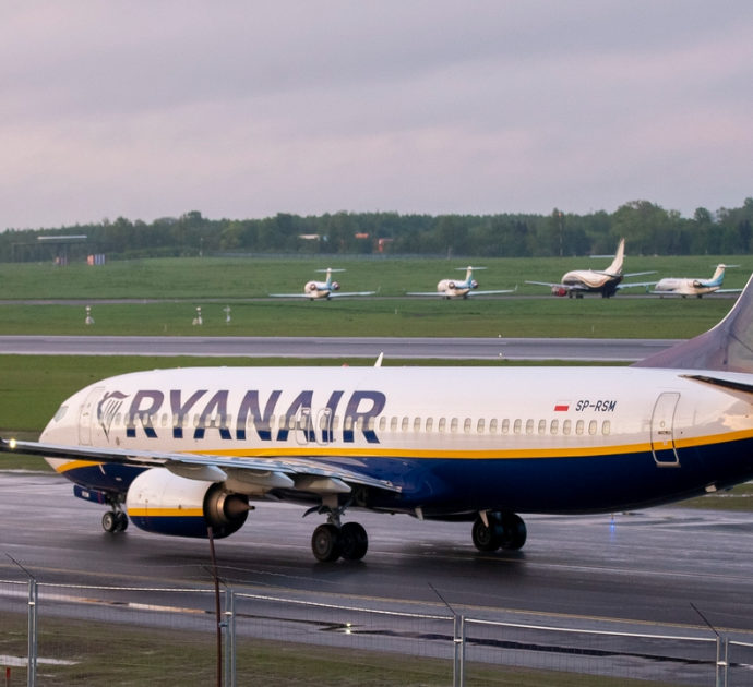 Anziani sbagliano a fare il check-in, Ryanair fa pagare loro 130 euro. La rabbia della figlia: “Vergogna”