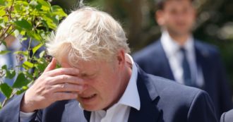 Copertina di Gran Bretagna, ora Boris Johnson rischia: si dimettono due ministri chiave. Il governo terremotato dallo scandalo sessuale Pincher