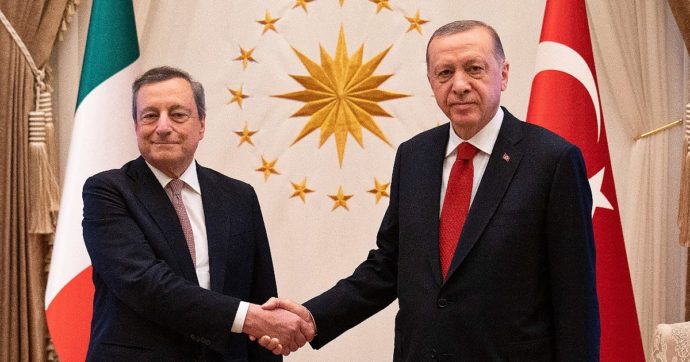 Copertina di Da ‘dittatore che ci serve’ a ‘Turchia partner e amico’: Draghi vola ad Ankara e firma 9 accordi con Erdogan. I curdi: Occidente ci ha dimenticati, ha scelto gli affari
