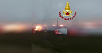 Copertina di A Finale Emilia gli incendi nei campi provocati dai fulmini: le immagini da film apocalittico