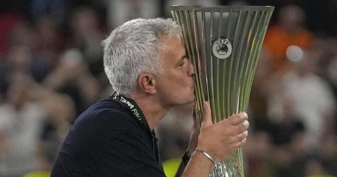 José Mourinho si è fatto un tatuaggio per celebrare la vittoria della Roma in Conference League