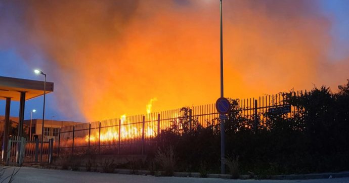 Agrigento, incendio intorno all’ospedale Giovanni Paolo II di Sciacca: fiamme domate