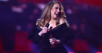 Copertina di Adele costretta ad interrompere per quattro volte il suo concerto a Londra: “Aspettate! Fermatevi, fermatevi”. Ecco cosa è successo tra il pubblico