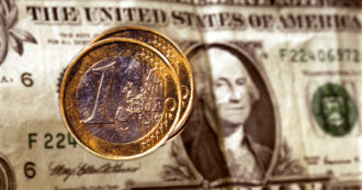 Copertina di Mercati, euro in calo sul dollaro, ai minimi da 20 anni. La parità non è lontana, in un anno la valuta europea ha perso il 13%