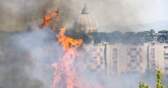Copertina di Roma, ripartito il rogo al parco del Pineto. La procura apre inchiesta per incendio boschivo colposo. Gualtieri: “Inneschi multipli”