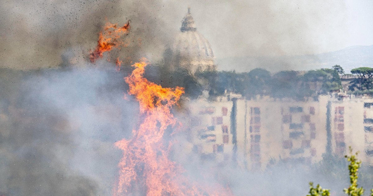 Roma, ripartito il rogo al parco del Pineto. La procura apre inchiesta per incendio boschivo colposo. Gualtieri: “Inneschi multipli”