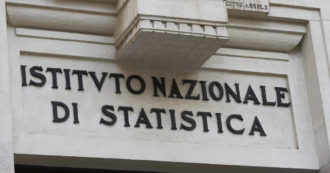 Copertina di Istat, redditi delle famiglie al palo, si consuma di meno e si risparmia di più. Migliora il deficit delle pubbliche amministrazioni