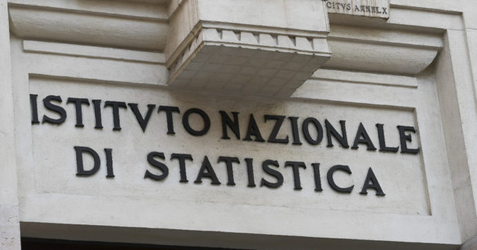 Istat, redditi delle famiglie al palo, si consuma di meno e si risparmia di più. Migliora il deficit delle pubbliche amministrazioni