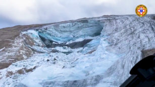 Copertina di Marmolada, il Soccorso alpino sorvola con l’elicottero il luogo del distacco: le immagini dall’alto – Video