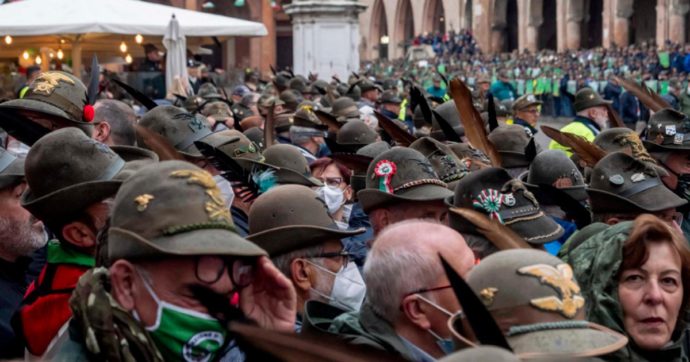 Alpini, molestie all’adunata. Pm: “Archiviare una delle denunce, autori non identificabili”