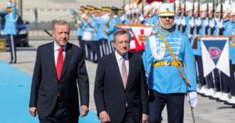 Copertina di Draghi da Erdogan il “dittatore”: niente curdi, sì al gasdotto