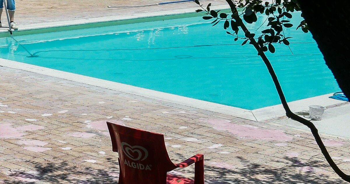 “Abbiamo scoperto un’app per affittare la nostra piscina e il giardino di casa, così ci siamo pagati il mutuo”: la trovata di Jim Beach è virale