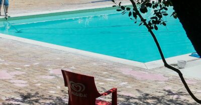 Copertina di “Tatuaggi di ispirazione nazista”, bagnino 64enne allontanato dalla piscina a Bressanone. Lui: “Ora mi tatuo Che Guevara”