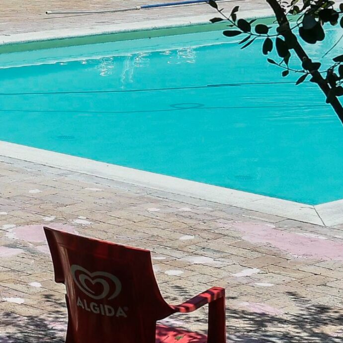 “Abbiamo scoperto un’app per affittare la nostra piscina e il giardino di casa, così ci siamo pagati il mutuo”: la trovata di Jim Beach è virale