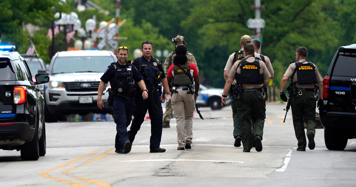 Spari da un’auto in corsa fuori da un locale a Chicago: 4 morti e 14 feriti