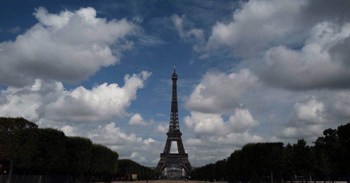 “Torre Eiffel a rischio crollo, c’è troppa ruggine”: l’allerta del giornale Marianne. Ma la direzione: “Continuerà a stare in piedi”