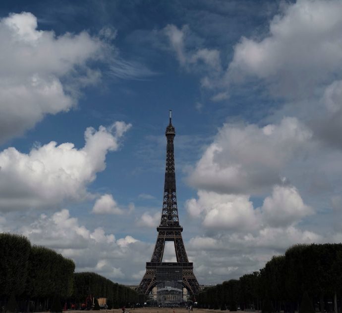 “Torre Eiffel a rischio crollo, c’è troppa ruggine”: l’allerta del giornale Marianne. Ma la direzione: “Continuerà a stare in piedi”