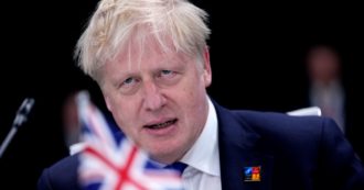 Copertina di Gran Bretagna, dimissioni a raffica nel governo Johnson: 14 in 24 ore, lo mollano anche i fedelissimi. Ma lui (per adesso) rifiuta di dimettersi