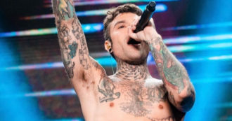 Copertina di Fedez a Lorenzo Suraci: “Devi ridarmi il premio Power Hits che hai rotto cadendo”