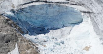 Copertina di Marmolada, nuovo distacco sul ghiacciaio: il crepaccio è largo 200 metri. La testimonianza: “Ho sentito un forte rombo”