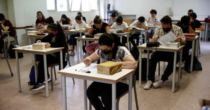 Invalsi 2022, difficoltà fra gli studenti delle superiori al Sud: il 70% non raggiunge il livello base in matematica, il 60% in Italiano