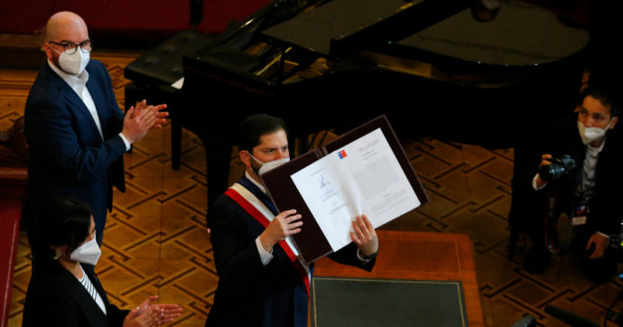 Cile, consegnata la bozza della nuova Costituzione: appuntamento al 4 settembre