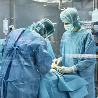 Copertina di Prendere il grasso corporeo dai cadaveri per rifarsi i glutei e le curve: è l’ultima follia della medicina estetica post Ozempic