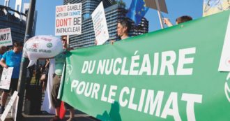 Copertina di Il nucleare e il gas per la Ue sono “sostenibili”: brindano la Francia e le aziende tipo Eni & C.