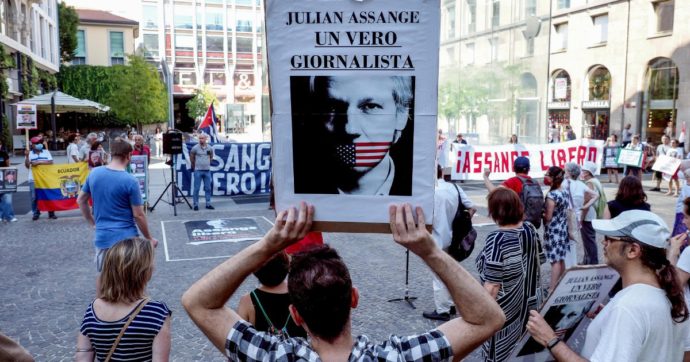 Copertina di Ordine giornalisti: tessera onoraria a Julian Assange