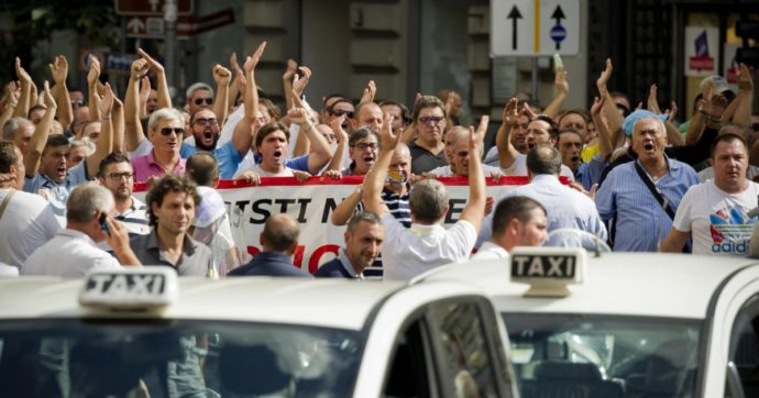 Copertina di In piazza tassisti in sciopero: insulti sessisti alla Lucarelli