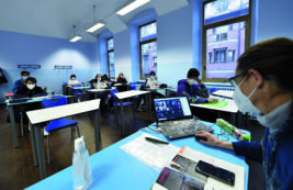 Copertina di Aiuti bis, 8mila “docenti esperti” riceveranno 5.650 euro in più all’anno. Sindacati: “In centinaia di migliaia restano sottopagati”