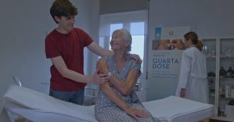 The government launches a campaign for the fourth dose of the Covid vaccine: in the video, they are all without a mask in the doctor's office