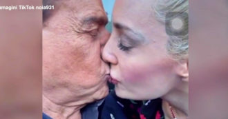 Copertina di Il bacio appassionato tra Silvio Berlusconi e Marta Fascina, Massimo Boldi li incita: “Con la lingua” – Video