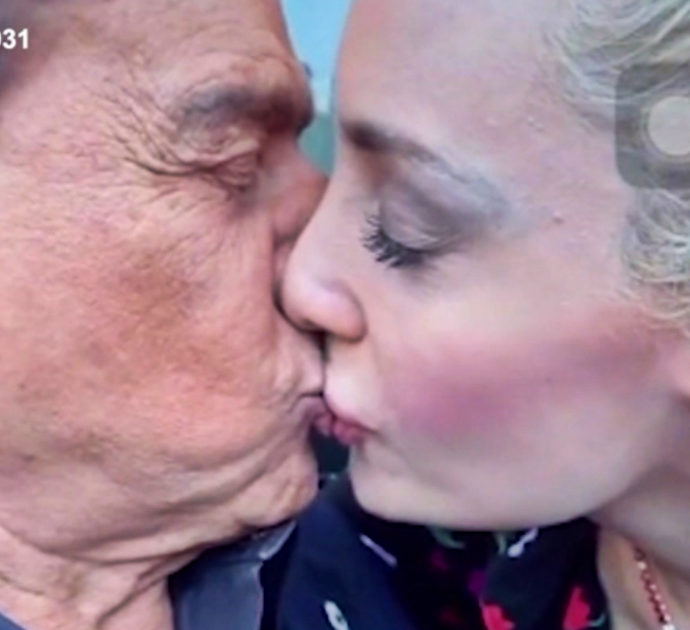 Il bacio appassionato tra Silvio Berlusconi e Marta Fascina, Massimo Boldi li incita: “Con la lingua” – Video