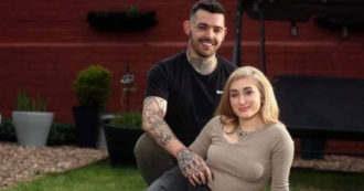 Copertina di Lascia la moglie per una rifugiata ucraina: lei diventa parzialmente cieca per un’infezione e lui rinuncia al lavoro per assisterla