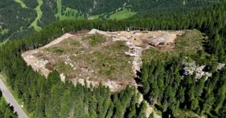 Copertina di Siccità, nuovi bacini artificiali sulle Alpi per l’innevamento delle piste da sci: il bosco ora ha un grande squarcio – Video
