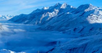 Copertina di Le ruspe al lavoro sul ghiacciaio di Plateau Rosa per preparare la pista da sci: polemica dopo lo strage sulla Marmolada