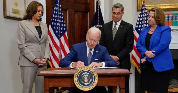 Usa, Biden firma ordine esecutivo per proteggere l’accesso all’aborto: “Da Corte decisione politica, adesso serve una legge”