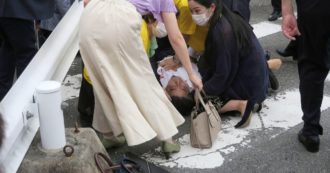 Copertina di Shinzo Abe, l’ex premier giapponese è morto: un 41enne gli ha sparato durante un comizio. Ha agito per ‘frustrazione’
