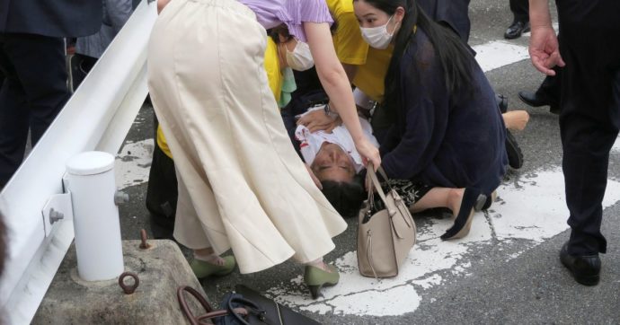 Shinzo Abe, l’ex premier giapponese è morto: un 41enne gli ha sparato durante un comizio. Ha agito per ‘frustrazione’