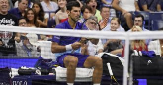 Copertina di Novak Djokovic inala una sostanza “sospetta” a Wimbledon. I tifosi: “Cosa c’è nella bottiglia?” – VIDEO