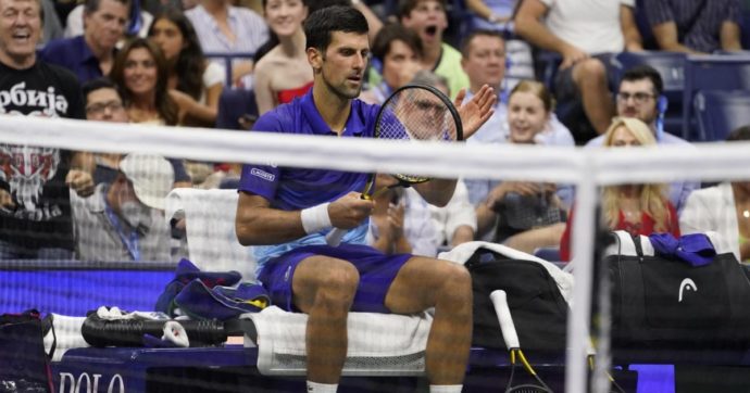 Novak Djokovic inala una sostanza “sospetta” a Wimbledon. I tifosi: “Cosa c’è nella bottiglia?” – VIDEO