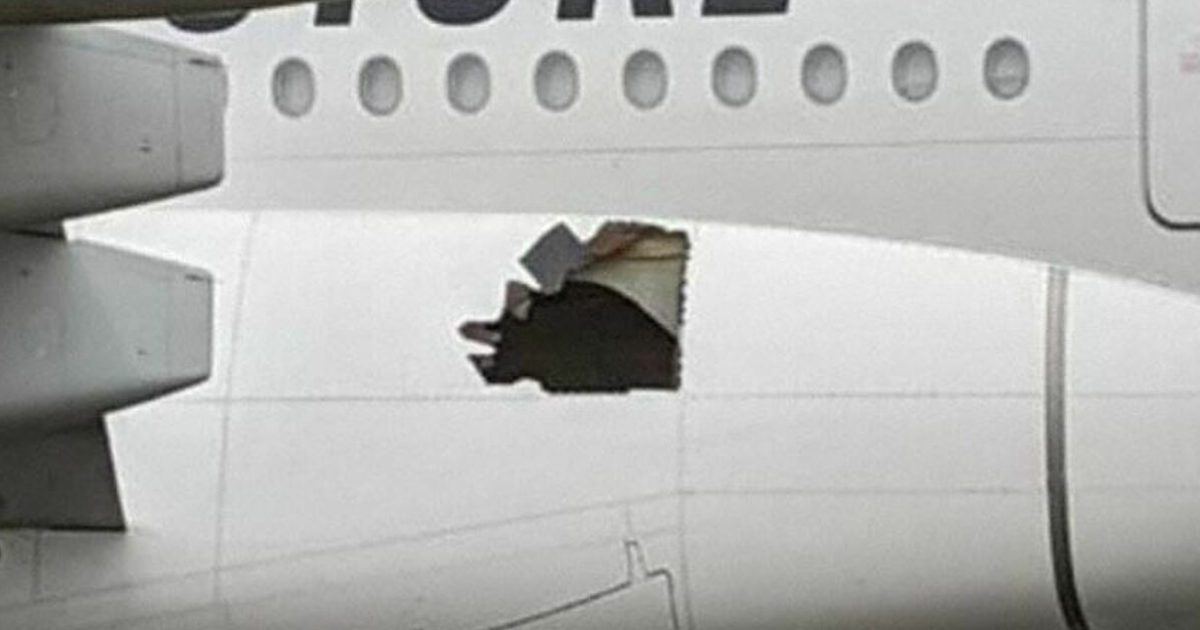 Paura sul volo Emirates Dubai-Brisbane, l’aereo viaggia per 14 ore con un buco sulla fusoliera: “Abbiamo sentito un forte botto dopo il decollo”