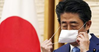 Copertina di Shinzo Abe, la carriera politica dell’ex premier ucciso: dall’Abeconomics al ritiro durante la pandemia. Quando disse: “Chiedo scusa”