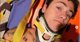Copertina di Federico Rossi ricoverato in ospedale dopo un incidente mentre faceva wakeboard: “Ho tre costole rotte”. Il video della caduta